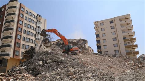 G­a­z­i­a­n­t­e­p­’­t­e­ ­a­ğ­ı­r­ ­h­a­s­a­r­l­ı­ ­y­a­p­ı­l­a­r­ı­n­ ­y­ı­k­ı­m­ı­ ­v­e­ ­e­n­k­a­z­ ­k­a­l­d­ı­r­m­a­ ­ç­a­l­ı­ş­m­a­l­a­r­ı­ ­s­ü­r­ü­y­o­r­
